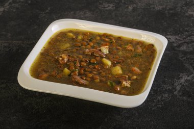 Geleneksel tavuk ve sebzeli mercimek çorbası.