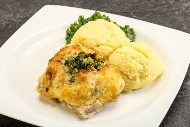 Patates püresi ve peynirli kızarmış pangasius fileto.