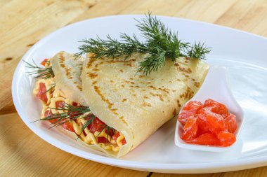 Somon fiilet ve peynir soslu krep.