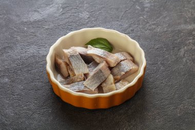 Atıştırmak için dilimlenmiş ringa filetosu kasede.