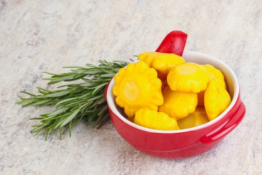 Turşulu sarı pastanın içinde doğal atıştırmalıklar.