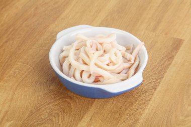 Terbiye edilmiş mürekkep balığı kasede atıştırmalık.