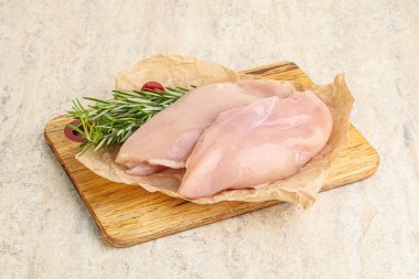 Güvertede pişirmek için çiğ tavuk göğsü filetosu.