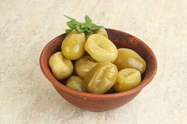 Kavanozda yeşil domates aperatifi.