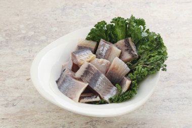 Kavanozda balık fileto dilimi var.