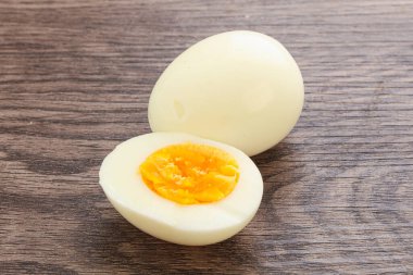 Yumurta kabuğu olmadan kahvaltıda haşlanmış tavuk yumurtası.