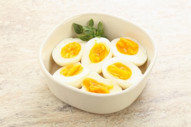 Kahvaltıda haşlanmış tavuk yumurtası, yumurta kabuğu olmadan.