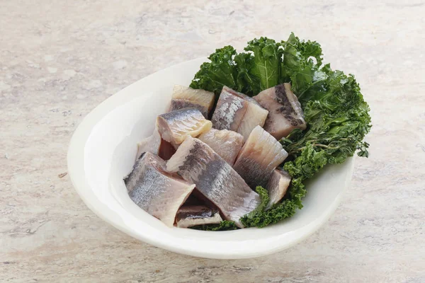 Kavanozda balık fileto dilimi var.