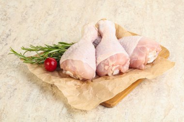 Pişirmek için üç tavuk budu budu.