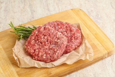 Izgara veya rosto için çiğ sığır burger pirzolası.