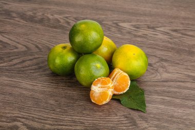 Tatlı olgun ve lezzetli yeşil mandalina yığını