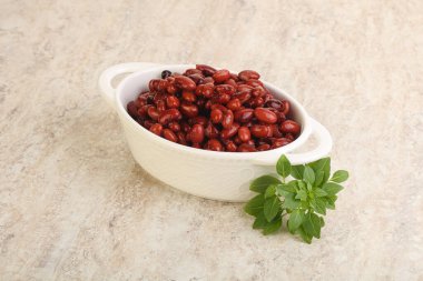 Fesleğende kırmızı böbrek fasulyesi vardı.