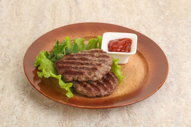 Domates soslu ızgara sığır burger pirzolası