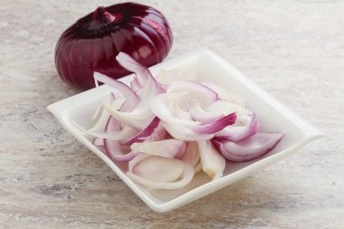 Pişirmek ya da atıştırmak için kasede dilimlenmiş kırmızı soğan