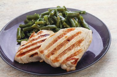 Yeşil fasulyeli ızgara hindi bifteği.