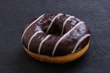 Tatlı, tatlı, çikolata kremalı donut.
