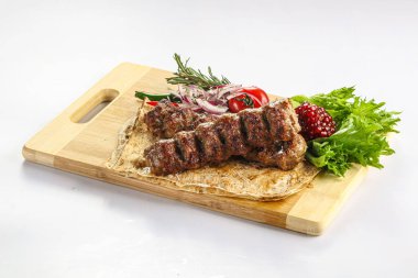 Kuzu kebabı shaşlik kıyma salata servis edilir.