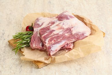 Güvertede pişirmek için çiğ domuz kaburgası.