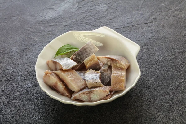 Atıştırmak için dilimlenmiş ringa filetosu kasede.