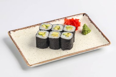 Avokado ve nori ile geleneksel Japon dürümü
