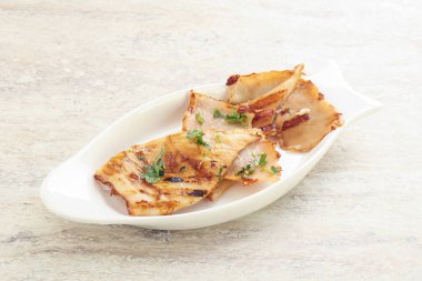 Unagi soslu ve otlu ızgara kalamar.