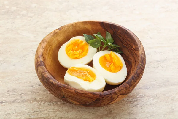 Kahvaltıda haşlanmış tavuk yumurtası, yumurta kabuğu olmadan.