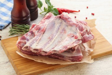 Pişirmek için çiğ domuz eti. 