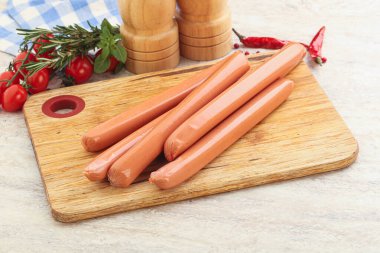 Kahvaltı için doğal haşlanmış domuz sosisi.