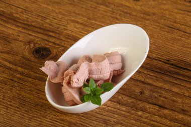 Karaciğer ezmesi kasede fesleğen yaprağı servis edilir.