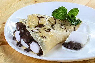 Kremalı krep ve sıvı çikolata.