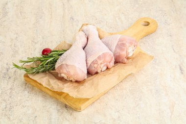 Pişirmek için üç tavuk budu budu.