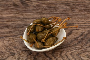 Lezzetli kapari meyveleri kasede 