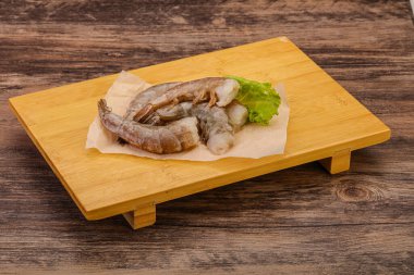 Çiğ kaplan karides yığını yemek için.