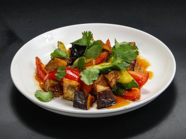 Asya usulü kızartılmış sebze, sebze ve sos.