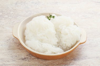 Kavanozda kaynamış Asyalı erişte.