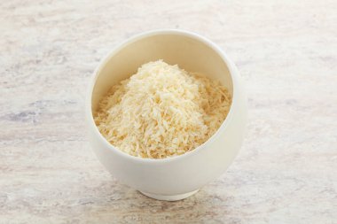 Kâsede doğal organik hindistan cevizi parçalanmış toz.