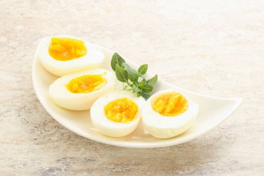 Kahvaltıda haşlanmış tavuk yumurtası, yumurta kabuğu olmadan.