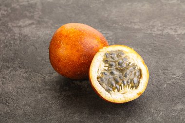 Dilimlenmiş tropik tatlı ve sulu Tutku meyvesi