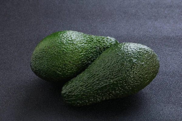 Taze yeşil organik egzotik avokado süper gıdalar.