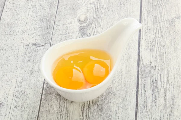 Tavuk yumurtası yemek için kasede.