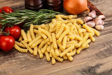 Çiğ İtalyan buğday makarnası - Pişirmek için Fusilli