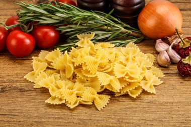Çiğ İtalyan statü buğday farfalle makarna pişirmek için