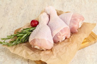 Pişirmek için üç tavuk budu budu.