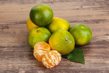 Tatlı olgun ve lezzetli yeşil mandalina yığını