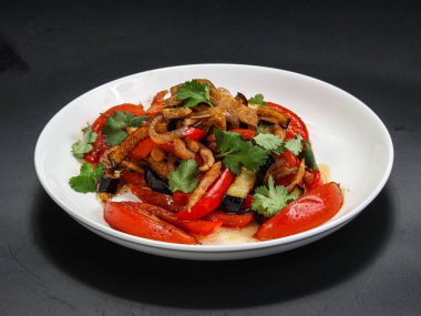 Kızarmış tavuklu salata ve ızgara et.