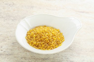 Yemek pişirmek için kasede çiğ bulgur.