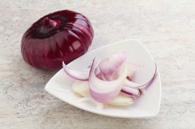 Pişirmek ya da atıştırmak için kasede dilimlenmiş kırmızı soğan