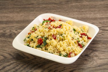 Vejetaryen yemeği - sebzeli kuskus ve maydanoz.