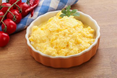 Kahvaltı kasede çırpılmış yumurta.