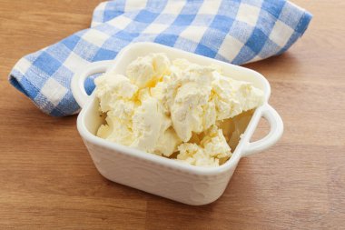 İtalyan usulü mascarpone peyniri kasede.